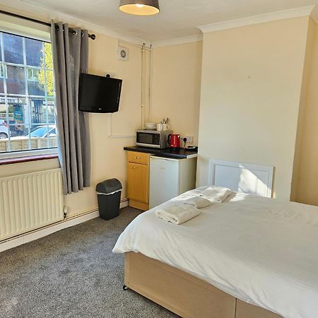 Central Studios 87 Tennyson Road Cheltenham Bagian luar foto